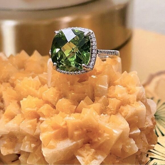 ♥️ Gorgeous 7ct peridot ring, size 8 sterling silver white sapphire halo - Picture 1 of 16